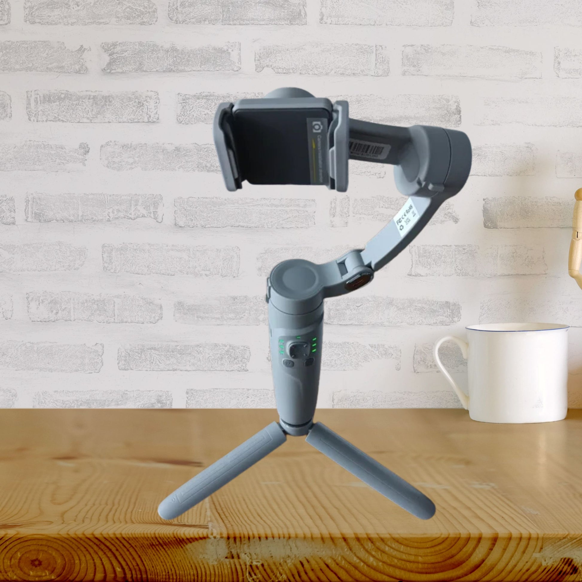 Gimbal estabilizador para móvil 3 ejes en una mesa de madera, ideal para grabaciones estables.