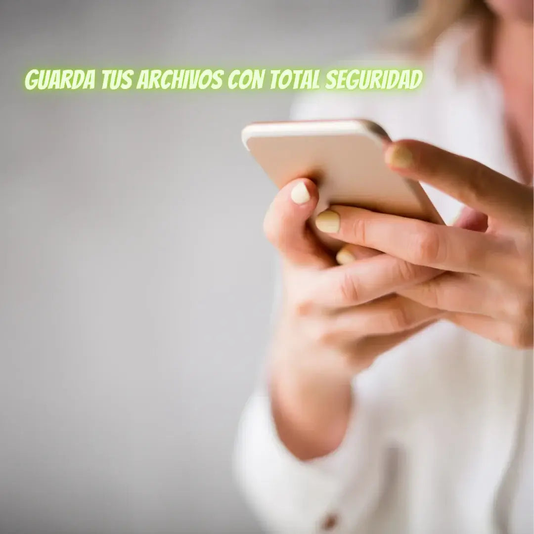 Persona usando un smartphone con el texto "GUARDA TUS ARCHIVOS CON TOTAL SEGURIDAD" destacado.